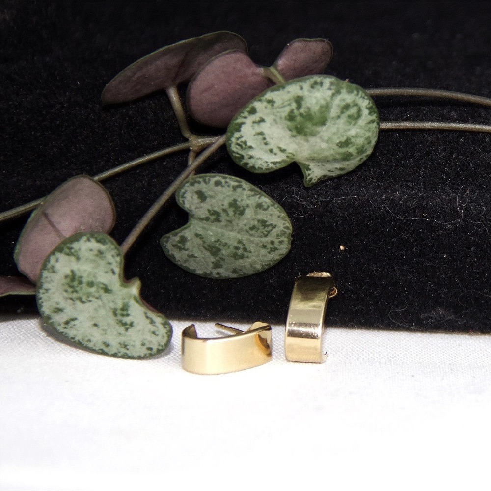 14k Yellow Gold Modernist J-Hoop Earrings Minimalist Polished Flat Huggie Studs
